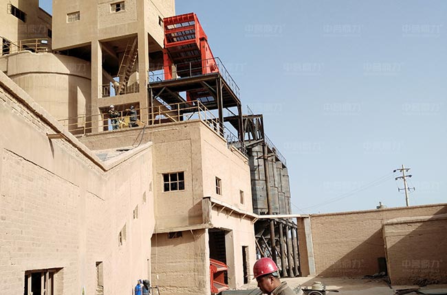 寧夏賽馬水泥時產(chǎn)300噸青石破碎生產(chǎn)線